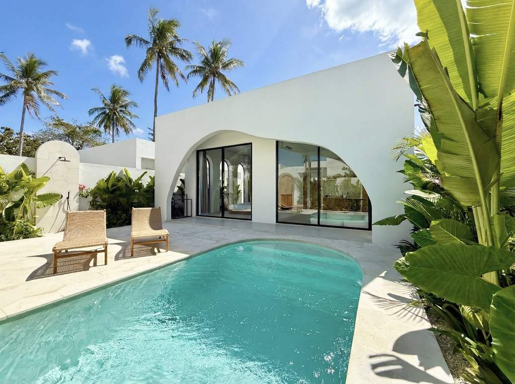 The Young Villas: Luxurious tropical-modern villa in Uluwatu with a sleek pool and lush greenery, pe.