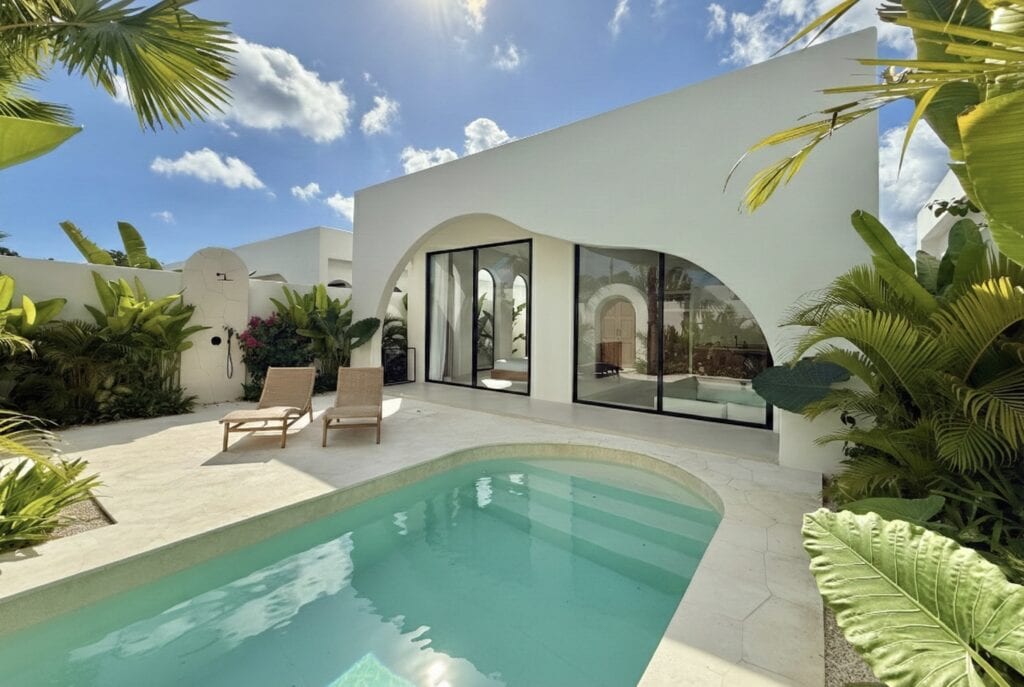 The Young Villas: Luxurious tropical-modern villa in Uluwatu with a stunning private pool and lush g.
