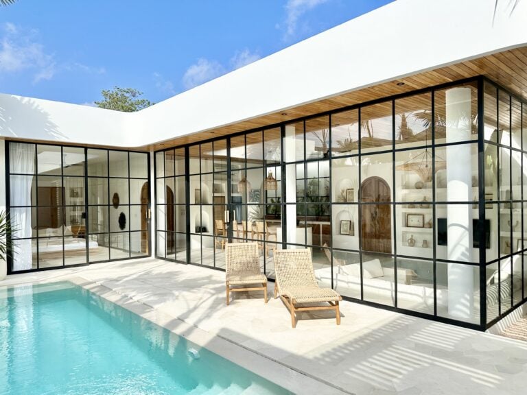 Modern glass-front Bali villa with pool and tropical decor. Perfect for a luxurious stay in Uluwatu's Bingin area.