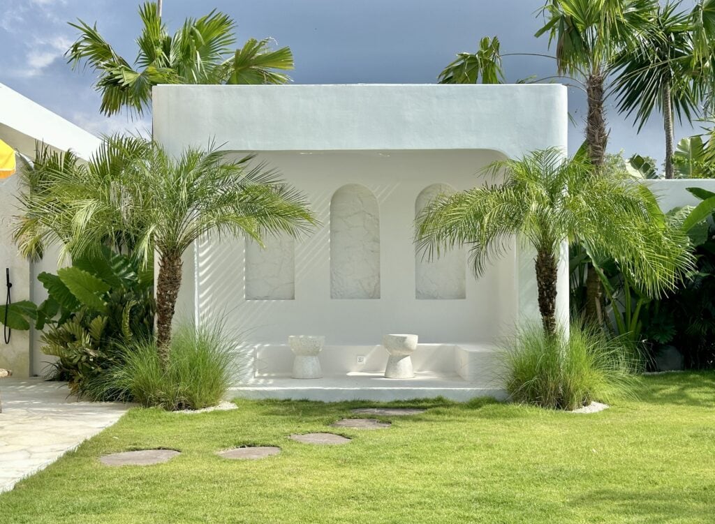 Bright modern villa in Uluwatu with lush greenery.