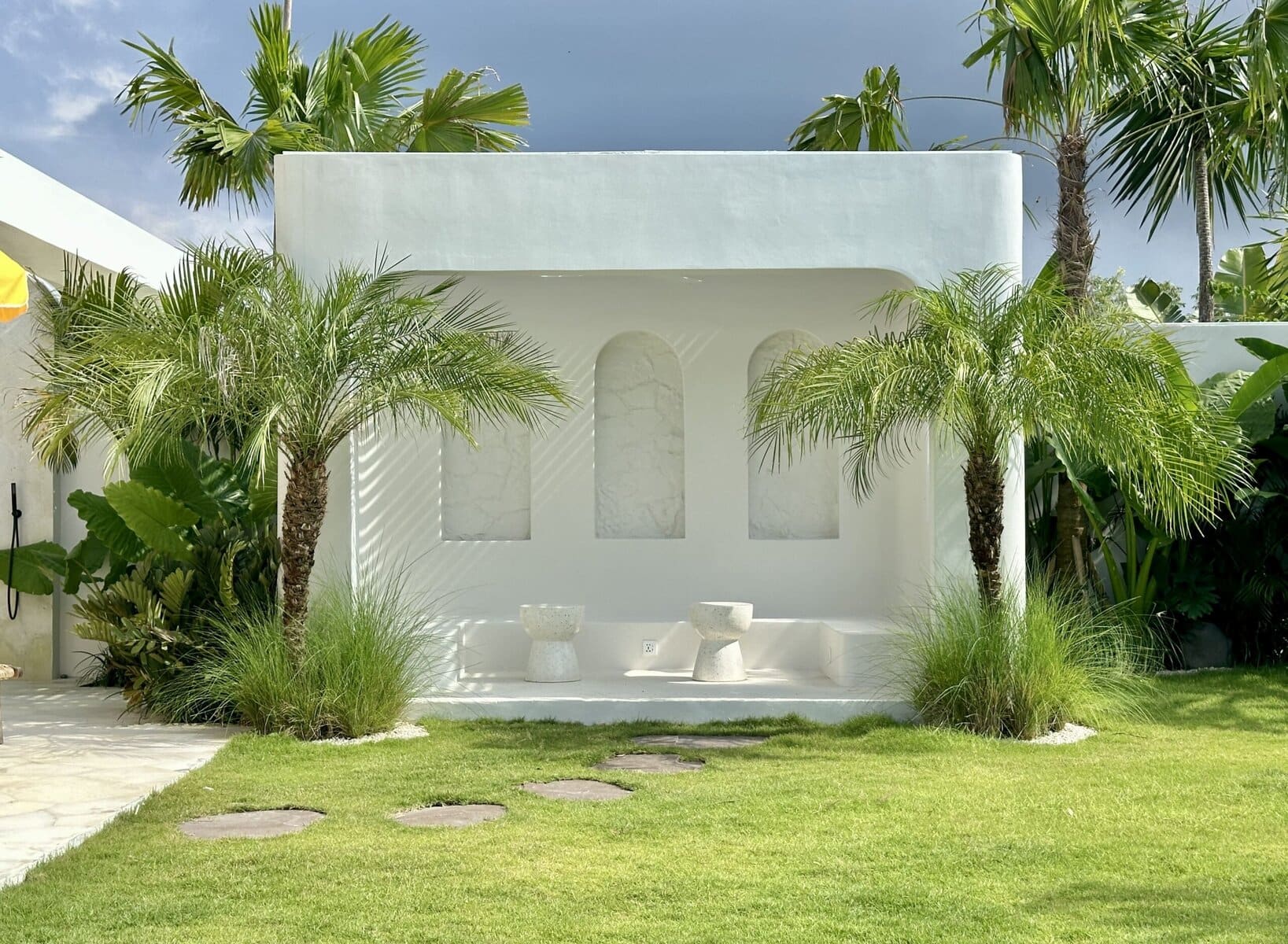 Bright modern villa in Uluwatu with lush greenery.