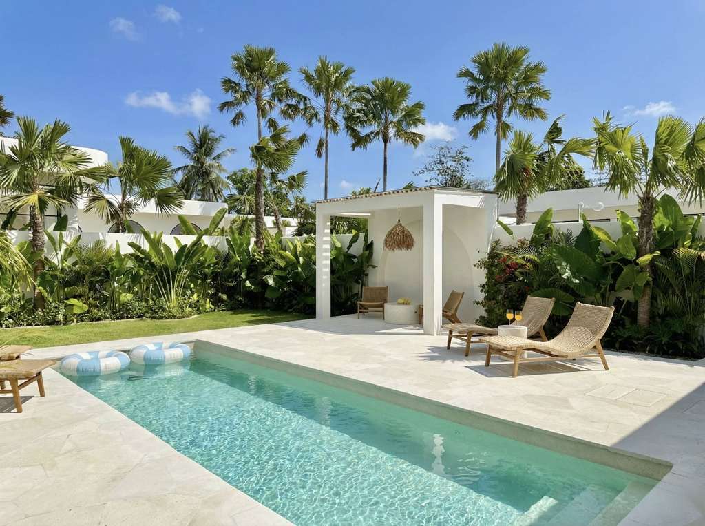 Spacious modern villa with pool, surrounded by vibrant greenery in Bali’s Uluwatu area.