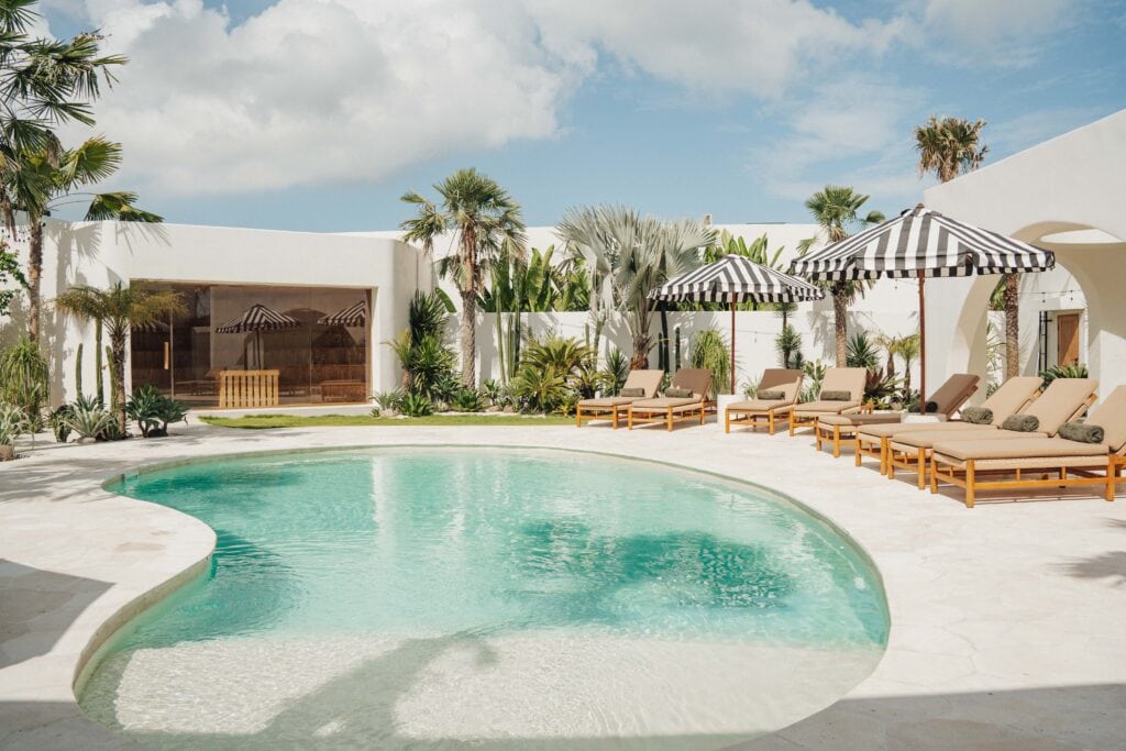 Luxury tropical modern sauna and plunge pools at Nara Spa Uluwatu