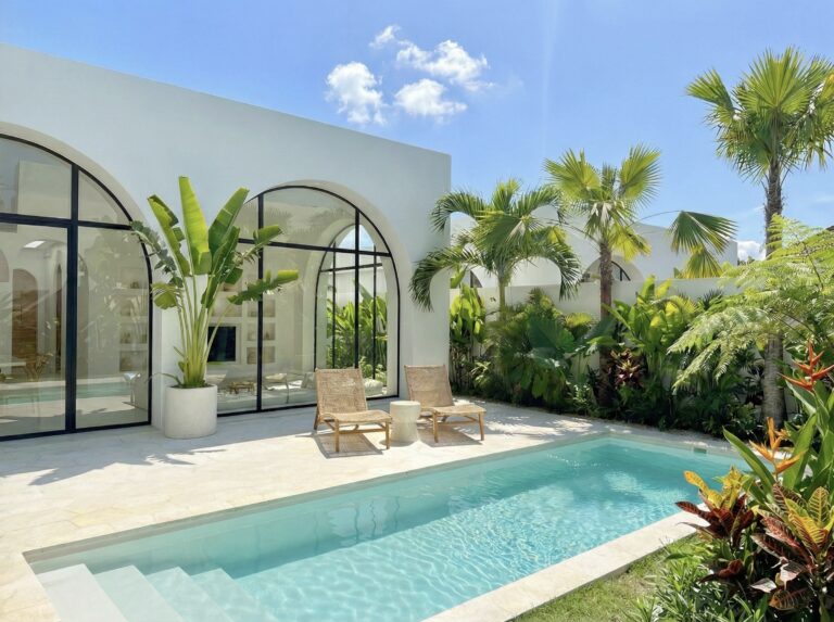 The Young Villas: Luxurious tropical-modern villa with private pool and lush greenery in Uluwatu, Ba.