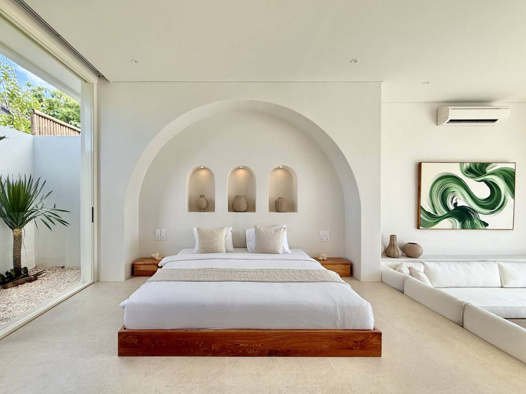 Bright, modern bedroom featuring minimalist decor and natural light in Bali’s Uluwatu.